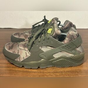 Nike Air HUARACHE Run Men's Size 12 Shoes Sneaker AT6156-300 Camo Green